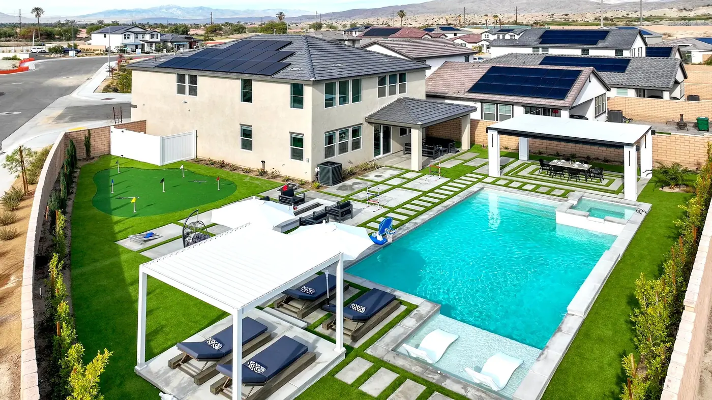 Vista aérea de una terraza con piscina y estructuras de sombra