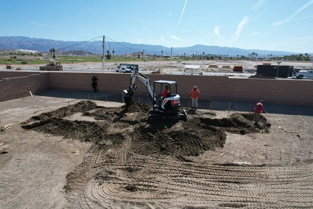 Excavadora cavando una piscina nueva