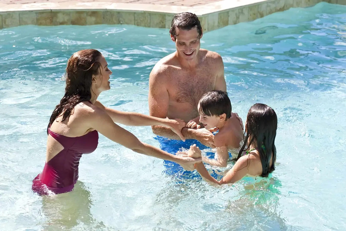 Una familia riendo junta en una piscina