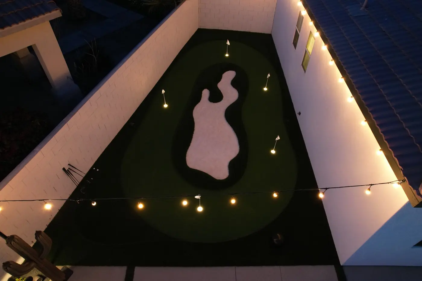 Green de golf iluminado con luces decorativas de noche